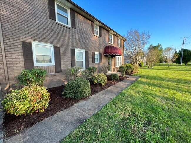 Beautiful landscaping - 8100 Sawyer Brown Rd