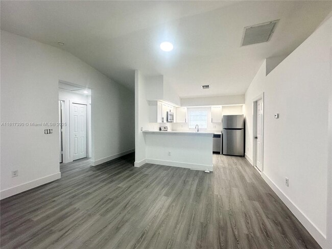 Building Photo - 6018 Lacota Ave