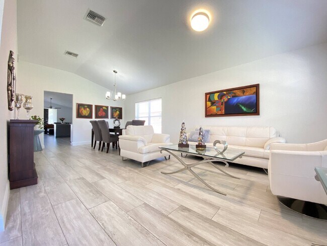 Foto del edificio - **Available 1st week of September, Spaciou...