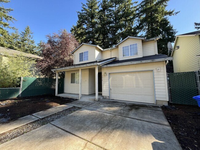 Foto del edificio - 3-Bed Home with Fireplace, Fenced Backyard, 2 Car Garage & Front Patio!