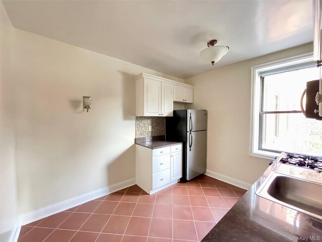 Building Photo - 321 Larchmont Acres