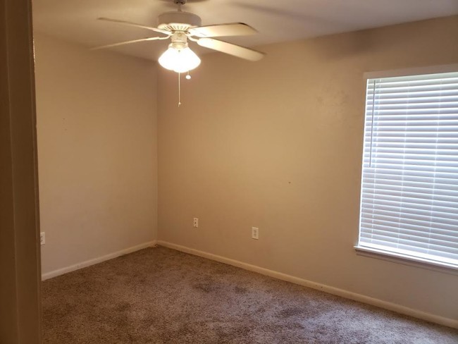Building Photo - 2211 Conway Dr