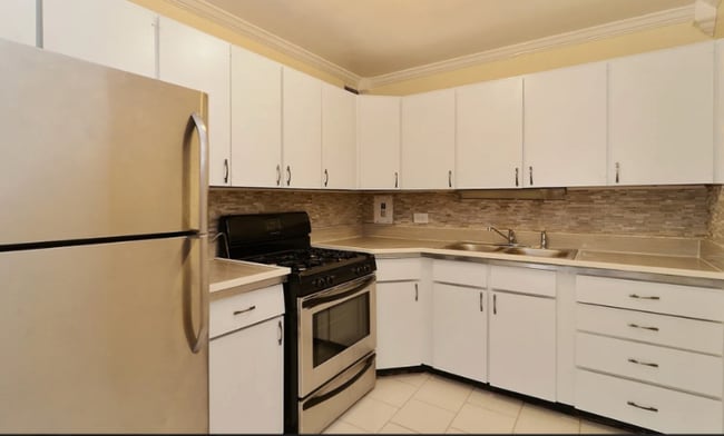 Building Photo - 253 E Delaware Pl