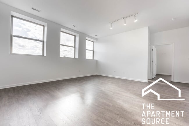 Building Photo - 932 W Dakin St