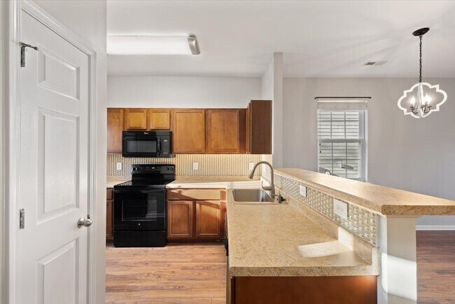 Foto del edificio - Raleigh Townhome For Rent in Hedingham Com...