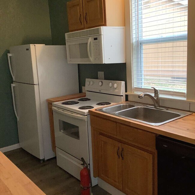 819 S Sycamore St, Ottawa, KS 66067 House Rental in Ottawa, KS