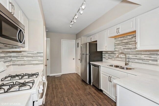 Building Photo - 647 Dauphine Ct