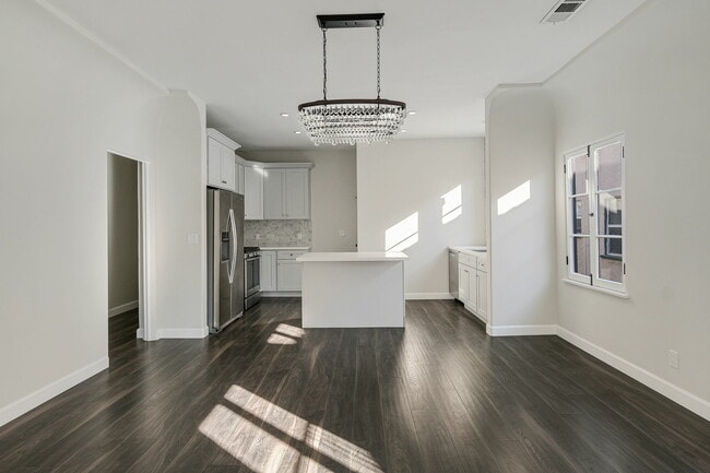 Photo - 410 N Genesee Ave Apartment