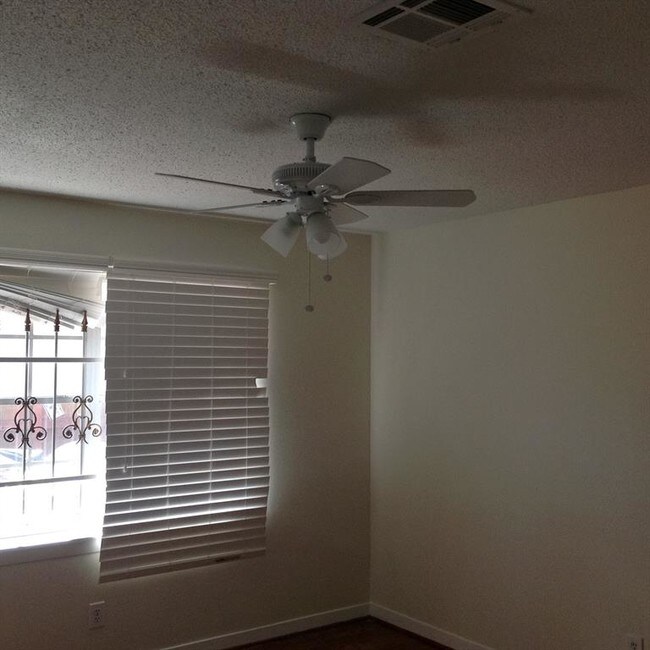 Foto del edificio - 1421 Glenmore Forest St