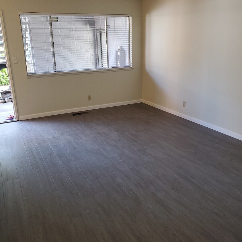 Living Room - 1127 Starbird Cir