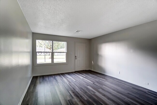 Foto del edificio - 1107 Larch Ln