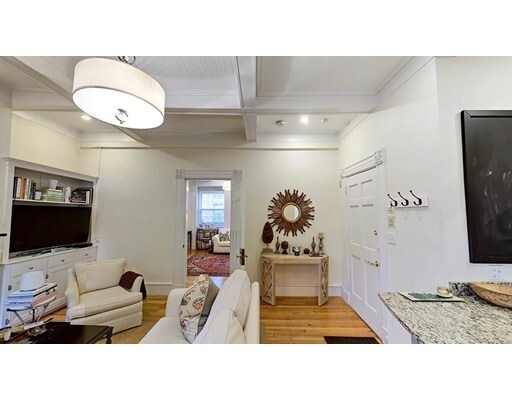 Building Photo - 50 Temple St