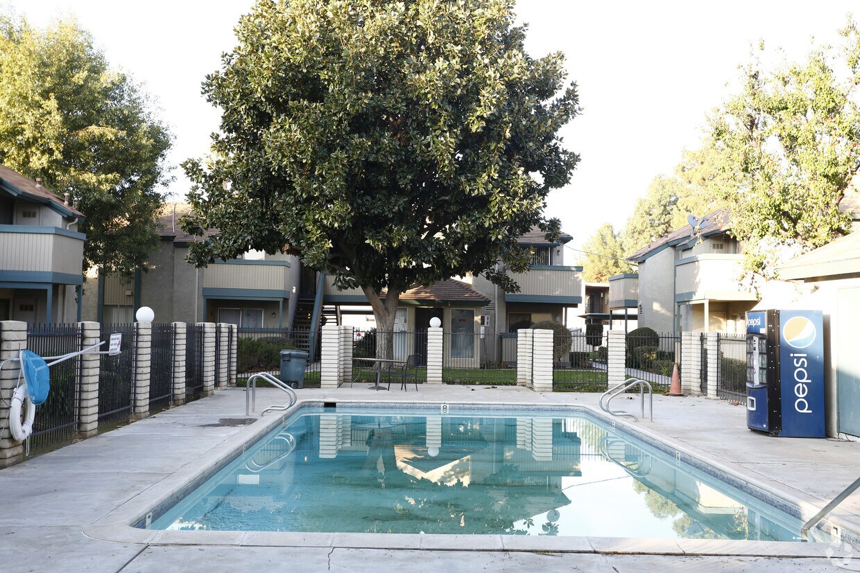 Foto principal - Hunter Pointe & Palms Apartments