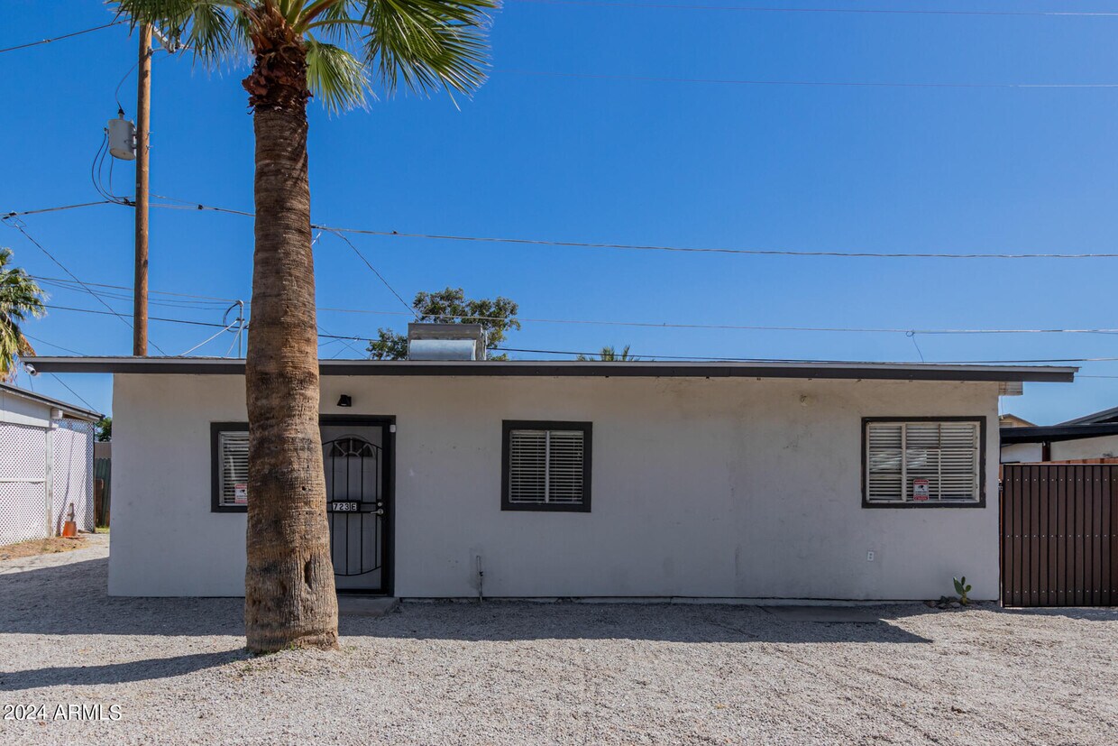 Primary Photo - 723 E Sunnyslope Ln