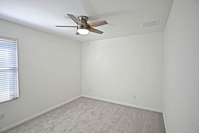 Foto del edificio - 2429 Legends Crk