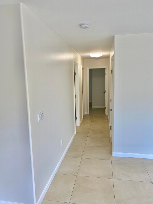 Building Photo - 2117 Palolo Ave