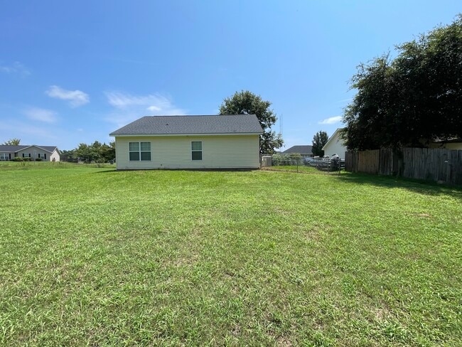 Foto del edificio - 5012 Scotch Pine Ave