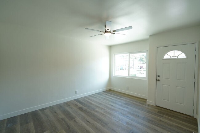 Foto del edificio - 3447-3449 Dwight Ave