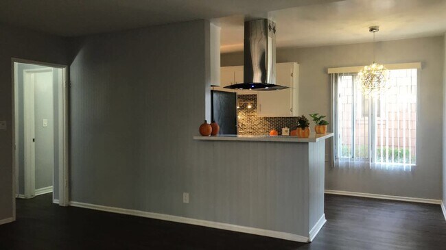 Building Photo - 1091 N Los Robles Ave