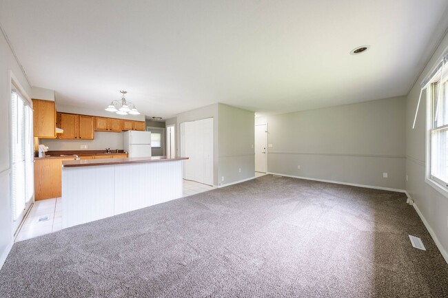 Building Photo - 2 BED / 1 BATH DUPLEX IN URBANA W/ SOME UT...