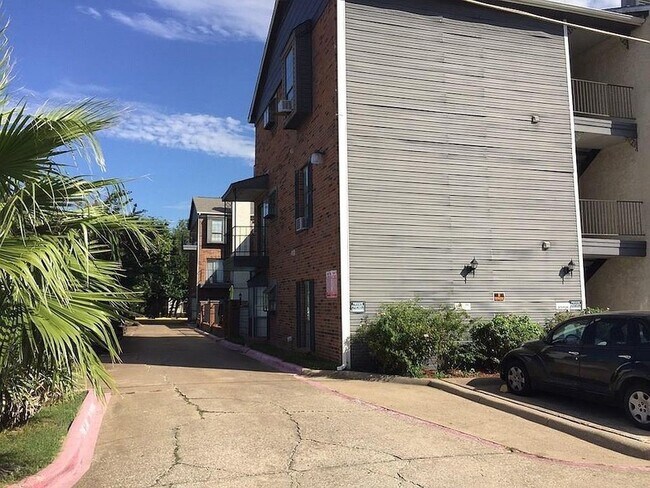 Foto del edificio - 7025 Hemlock Ave