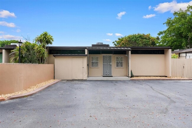 Building Photo - 15007 Coconut Ct