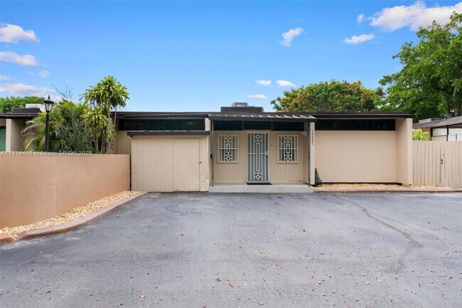 Foto del edificio - 15007 Coconut Ct