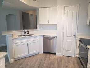 Building Photo - 909 Belmont Pl