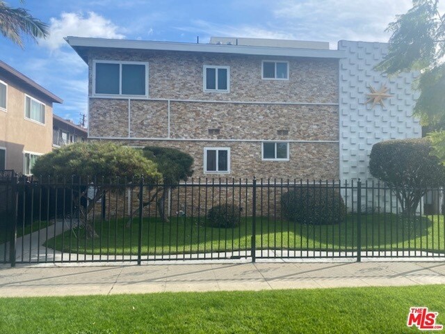 Building Photo - 628 S Osage Ave