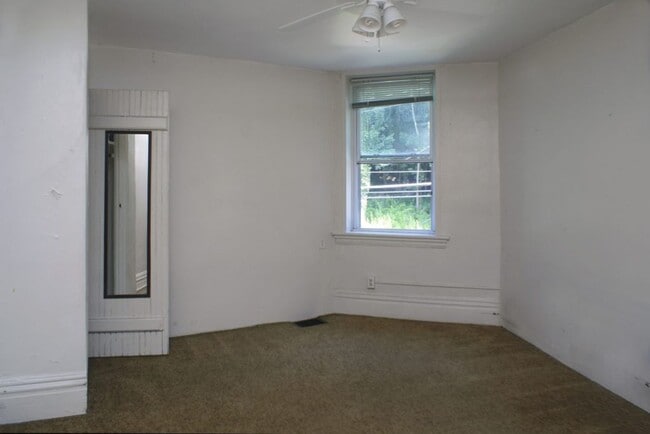 Building Photo - South Oakland 4 Bedroom House