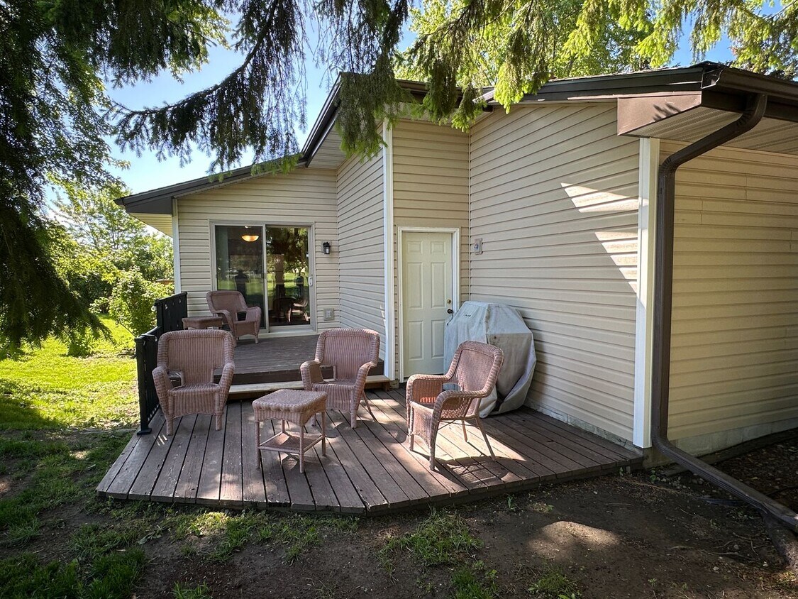 Primary Photo - Plymouth Twin Home, 2 Car Garage, Dishwash...