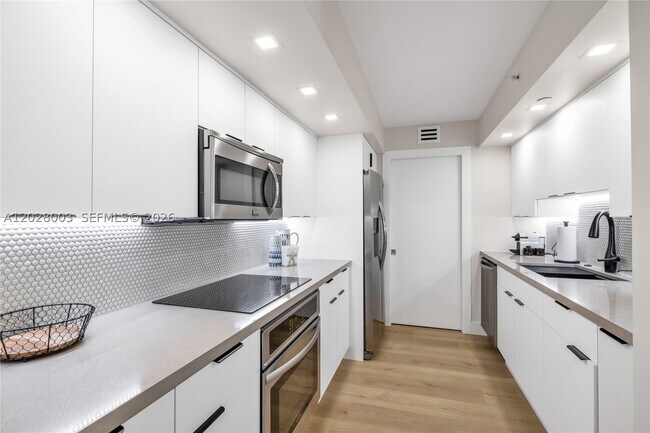 Building Photo - 6917 Collins Ave