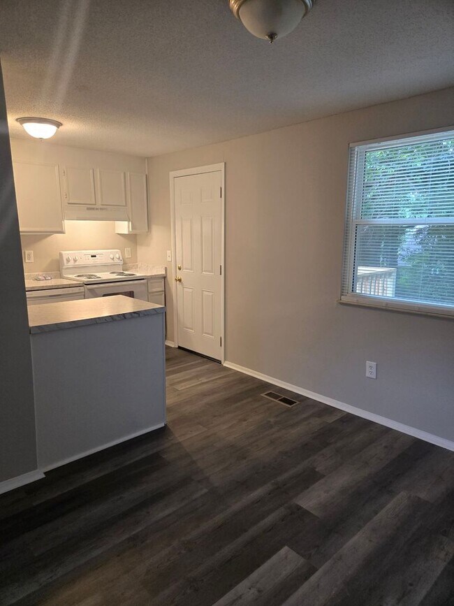 Building Photo - 2515 Camellia Dr
