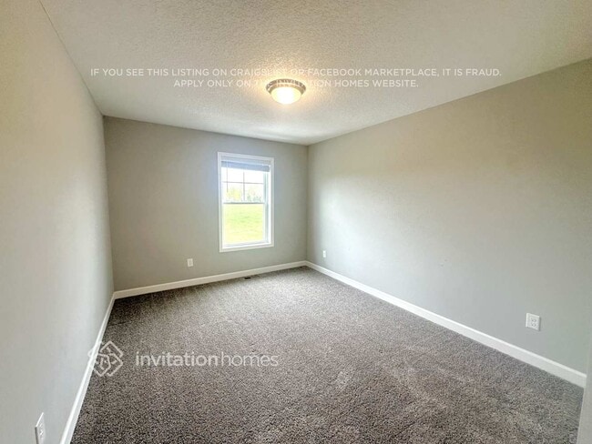 Building Photo - 10934 Glacier Ln N