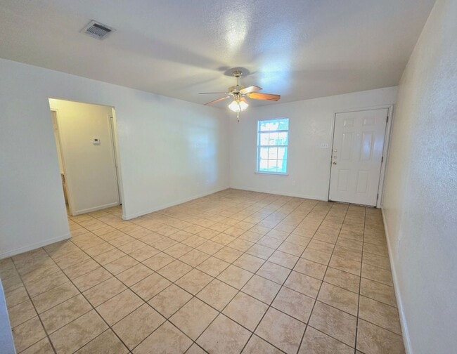 Building Photo - AVAILABLE NOW! (SECTION 8 ACCEPTED)