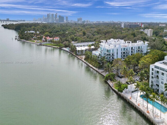 Foto del edificio - 720 NE 62nd St