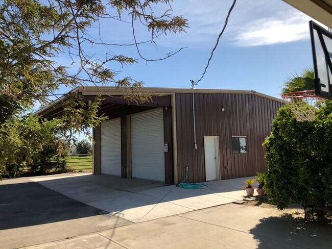 Building Photo - Manteca 3 Bedroom 3 Bath Ranch Style Home