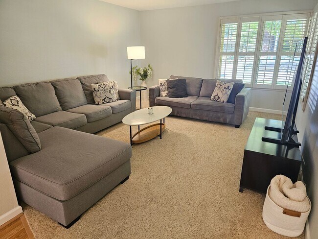 Foto del edificio - Beautiful Two Bedroom Two Bath Home