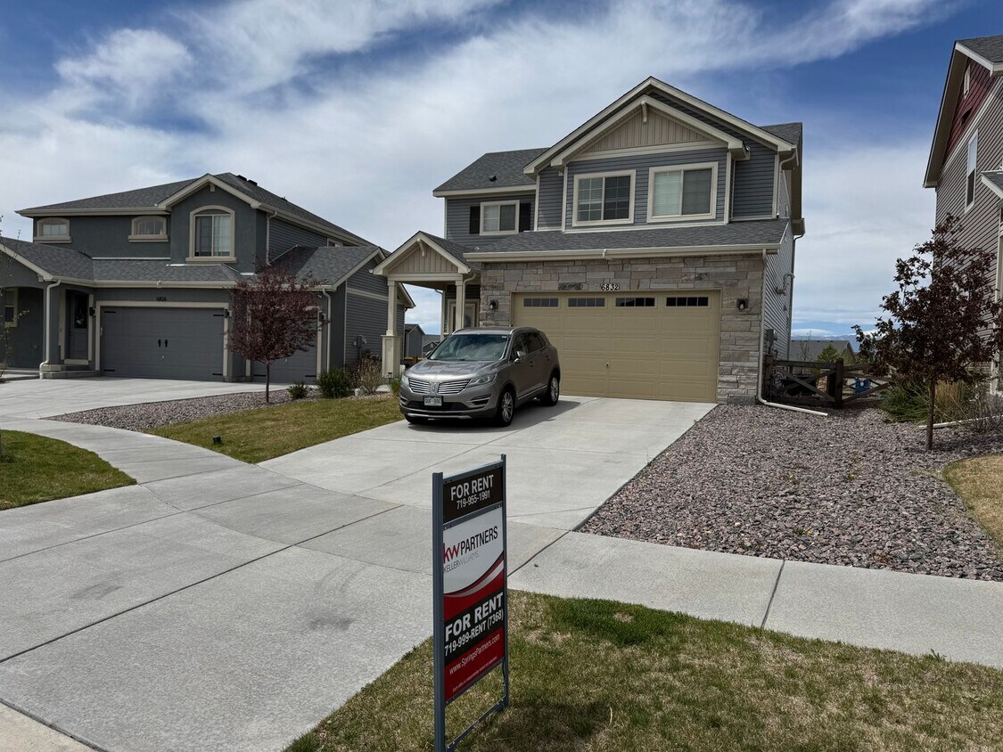Primary Photo - Beautiful, Modern 3 Bed 3 Bath Home in Ban...