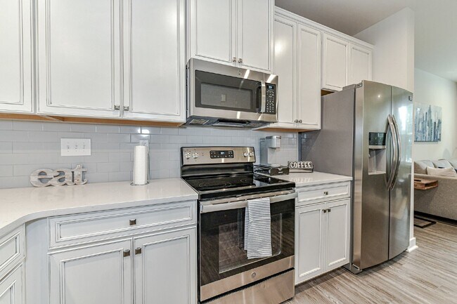 Foto del edificio - Stunning 3-bedroom, 4.5-bath townhome nest...
