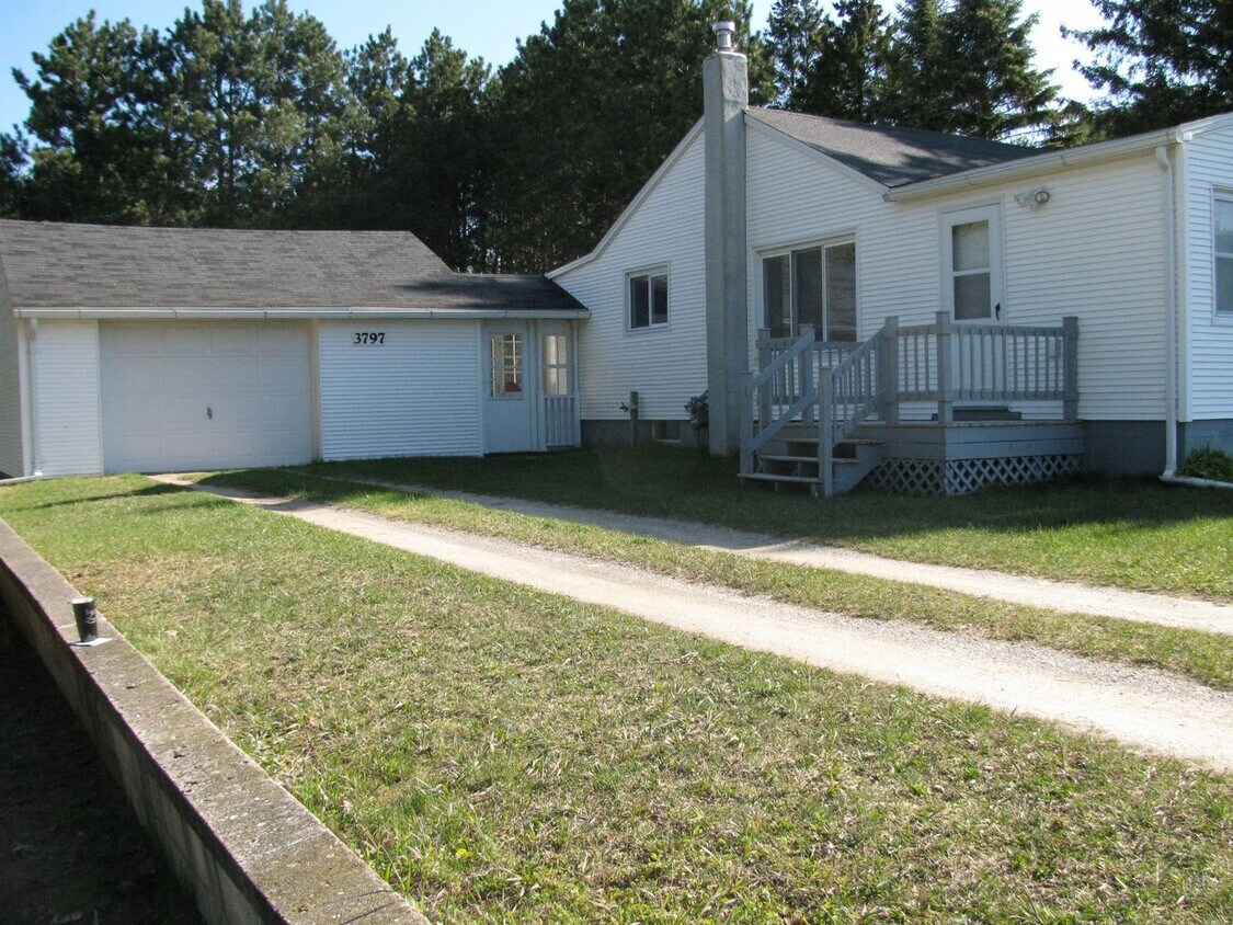 Foto principal - Turnkey 1BR Retreat | Fireplace, Trails, &...