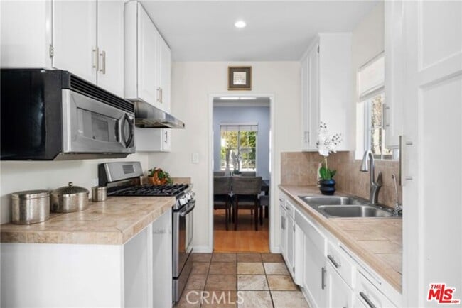 Foto del edificio - 16154 Gilmore St