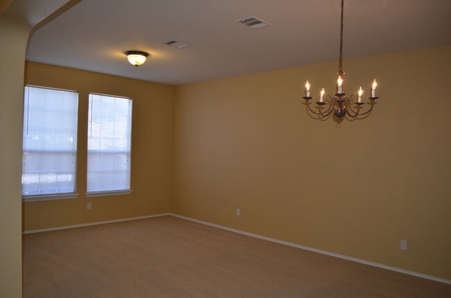 Building Photo - HUGE 5 BEDROOM HOME IN SAVANNAH HEIGHTS!