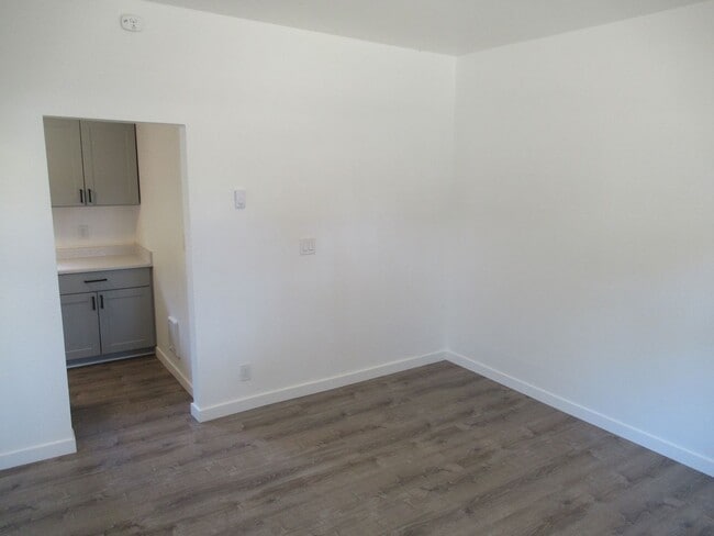 Building Photo - Total Remodeled One Bedroom