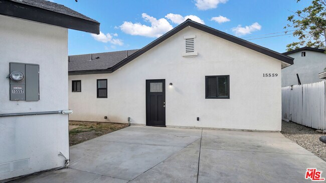 Foto del edificio - 15559 Three Palms St