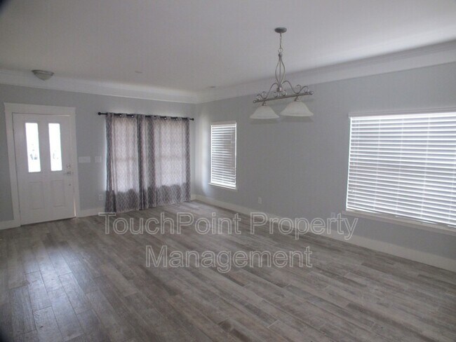 Building Photo - 349 Primrose Walk