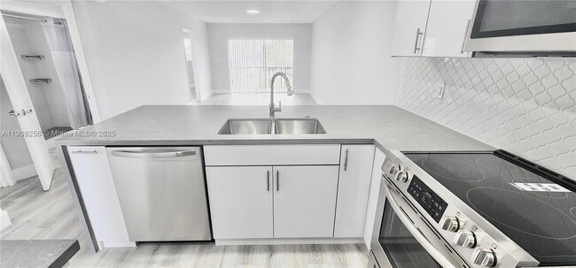 Building Photo - 8040 N Colony Cir