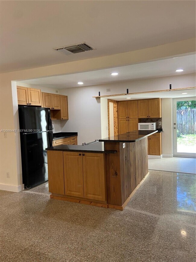 Building Photo - 6140 SW 37th Ct