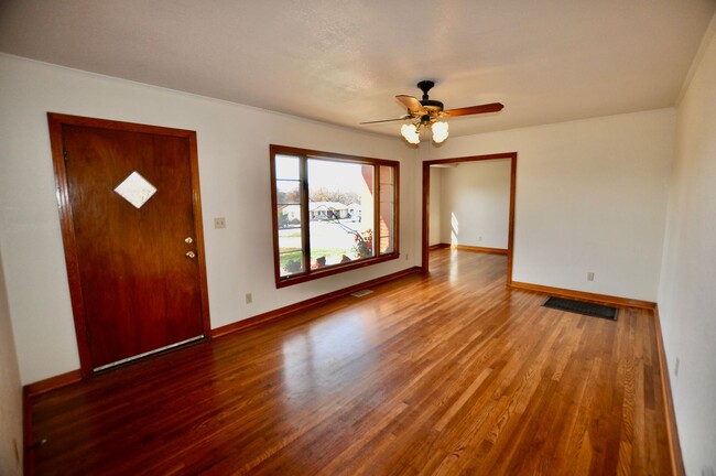 Foto del edificio - FOR LEASE! Nice 5 BR - 3 Bath - 2,600+ sf ...