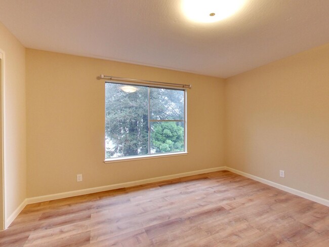 Building Photo - 2 BR/1 BA Top Floor with Balcony!!  Parkin...